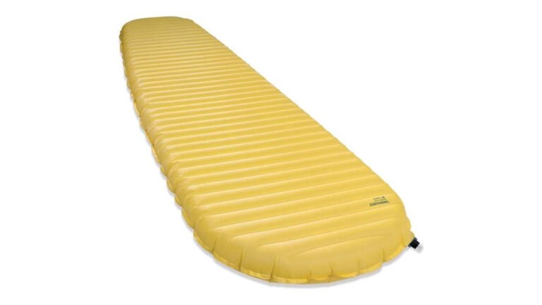 Therm-a-Rest NeoAir XLite NXT WingLock esterilla ultraligera para senderismo sobre fondo blanco