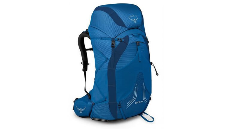 Mochila ultraligera para senderismo sobre fondo blanco