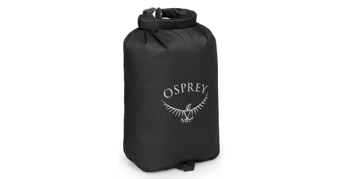 Bolsas estancas Osprey DrySack ultraligeras para organizar la mochila de senderismo sobre fondo blanco