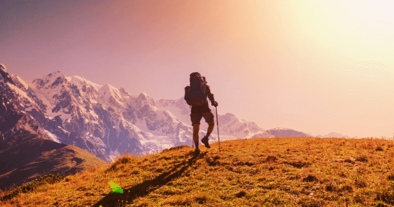 Senderista con mochila ultraligera en los Pirineos