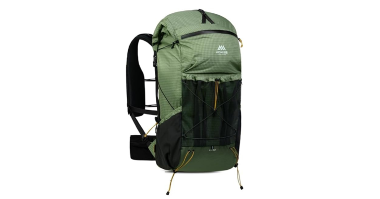 AONIJIE Rhino 42L chaleco-mochila ultraligera para senderismo sobre fondo blanco