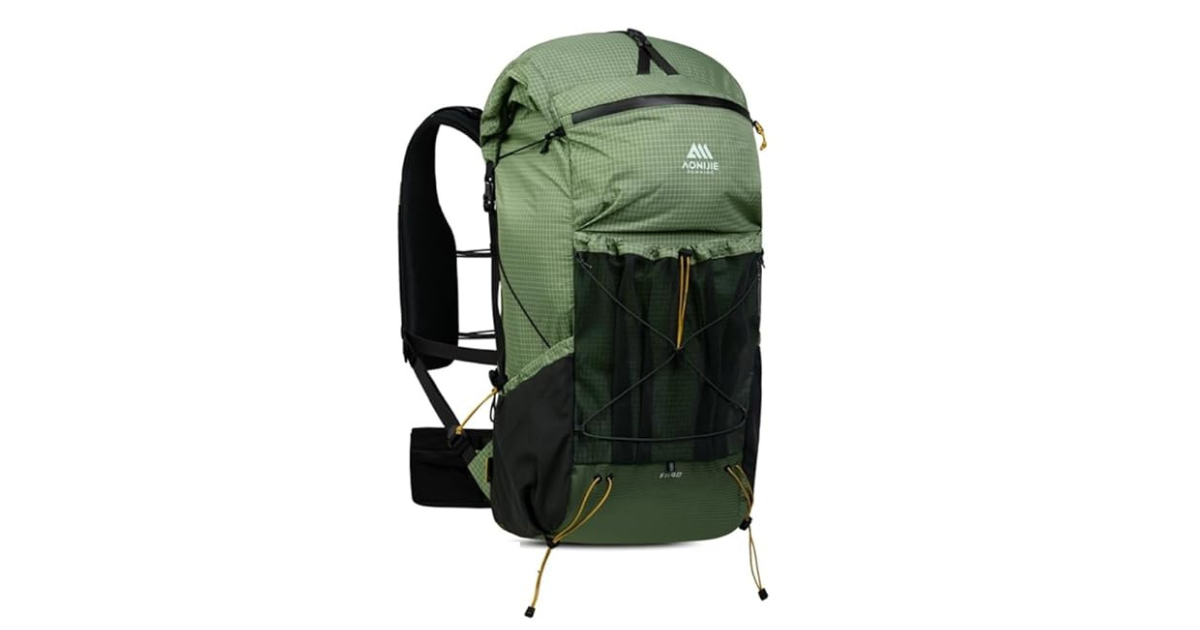 AONIJIE Rhino 42L chaleco-mochila ultraligera para senderismo sobre fondo blanco