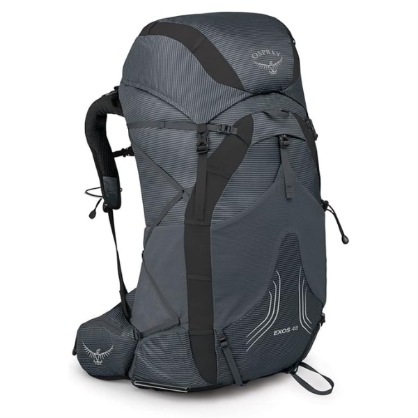 Mochila ultraligera para senderismo sobre fondo blanco
