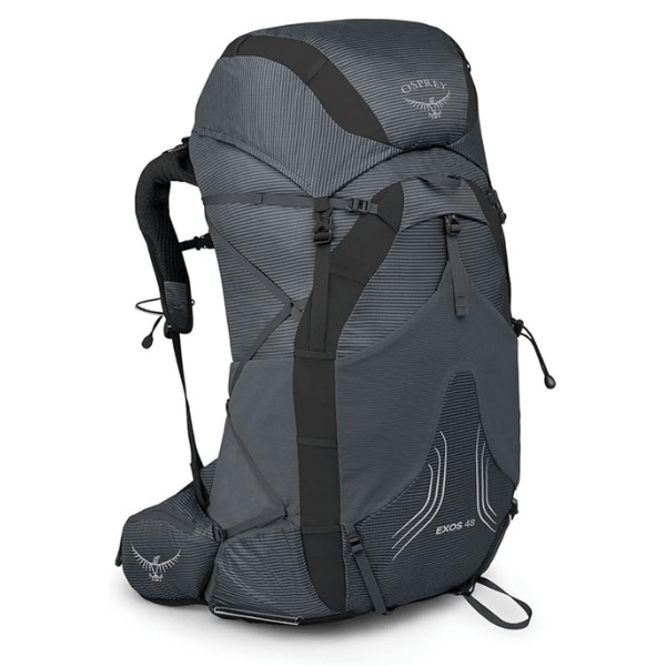Mochila ultraligera para senderismo sobre fondo blanco