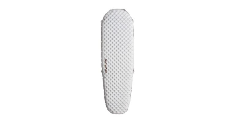 Naturehike colchoneta inflable R-Value 5.8 esterilla ultraligera para senderismo sobre fondo blanco