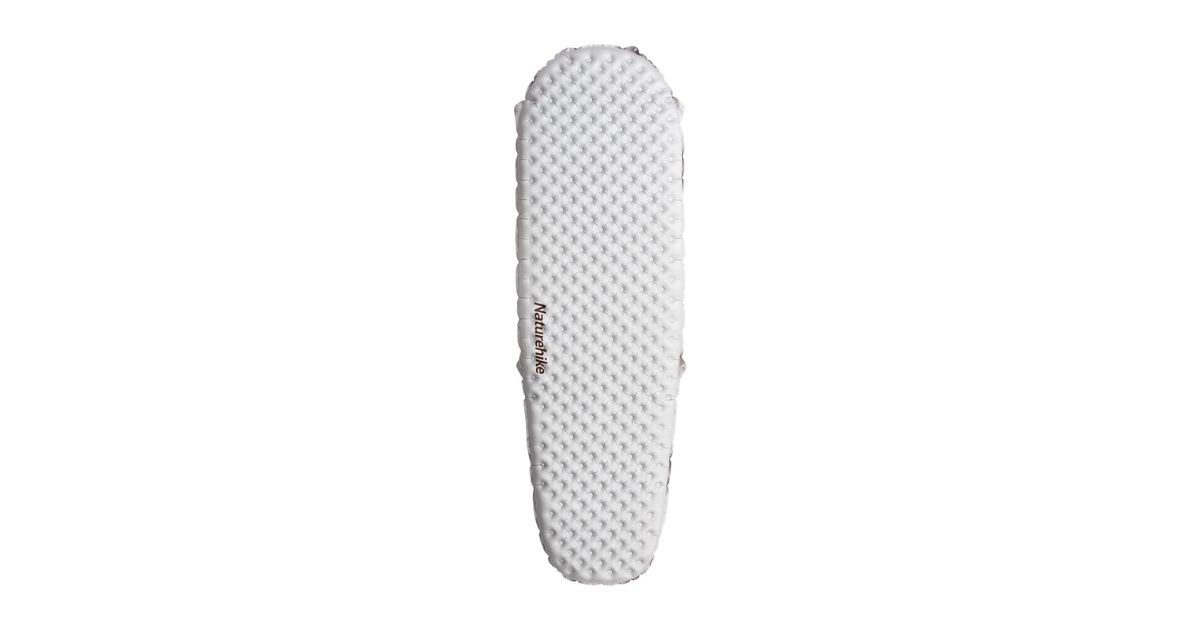 Naturehike colchoneta inflable R-Value 5.8 esterilla ultraligera para senderismo sobre fondo blanco