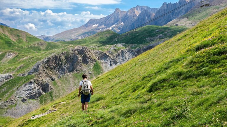 Equipo ultraligero desplegado para el GR11 Transpirenaica senderismo Pirineos